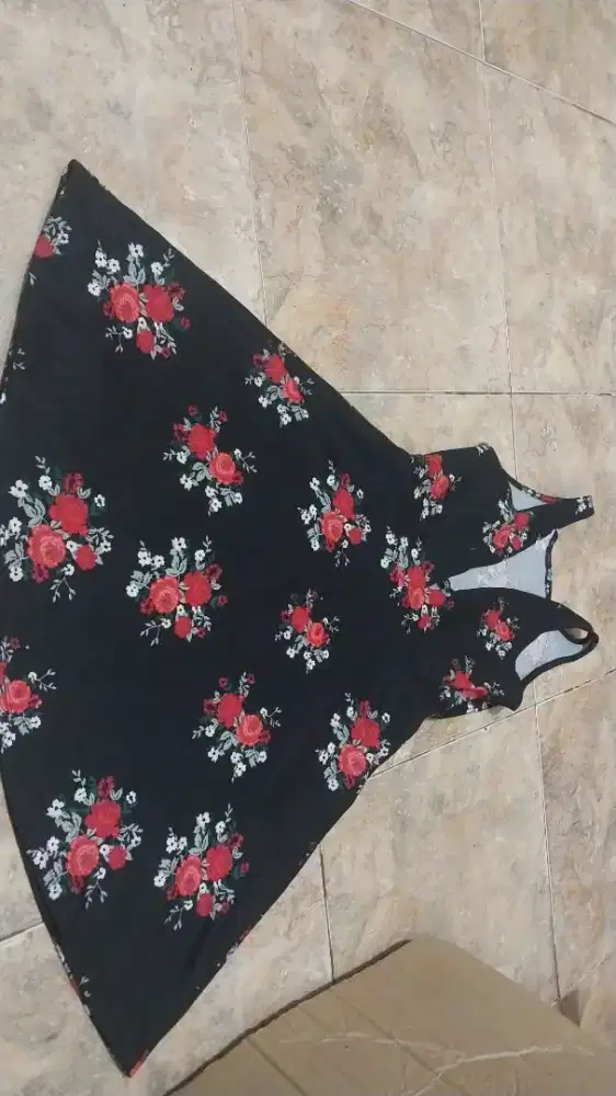 Dress hitam bunga merah