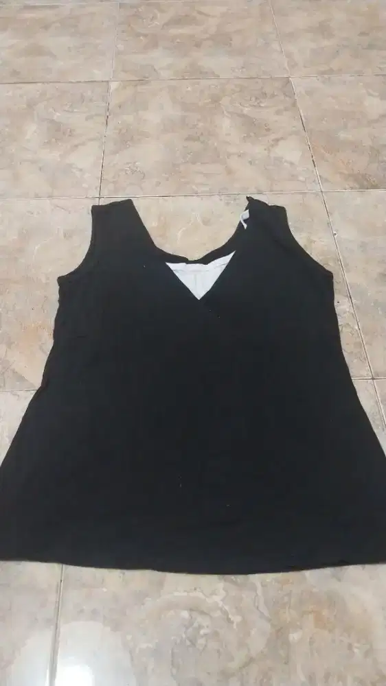 Tanktop hitam putih