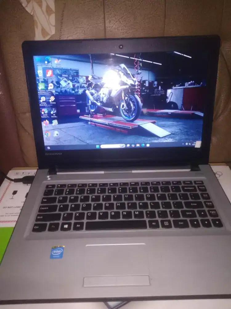 laptop lenovo ideapad 300 normal batre awet siap pakai.