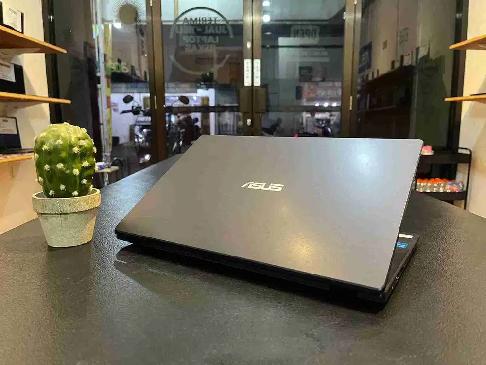 STOCK TERBATAS GUYS !!!  THINKPAD T490  Spesifikasi: Proccesor: Intel