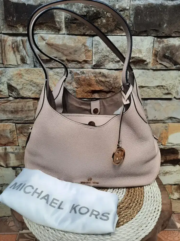 PRELOVED MICHAEL KORS Kelsey Large Pebbled Leather Shoulder Bag