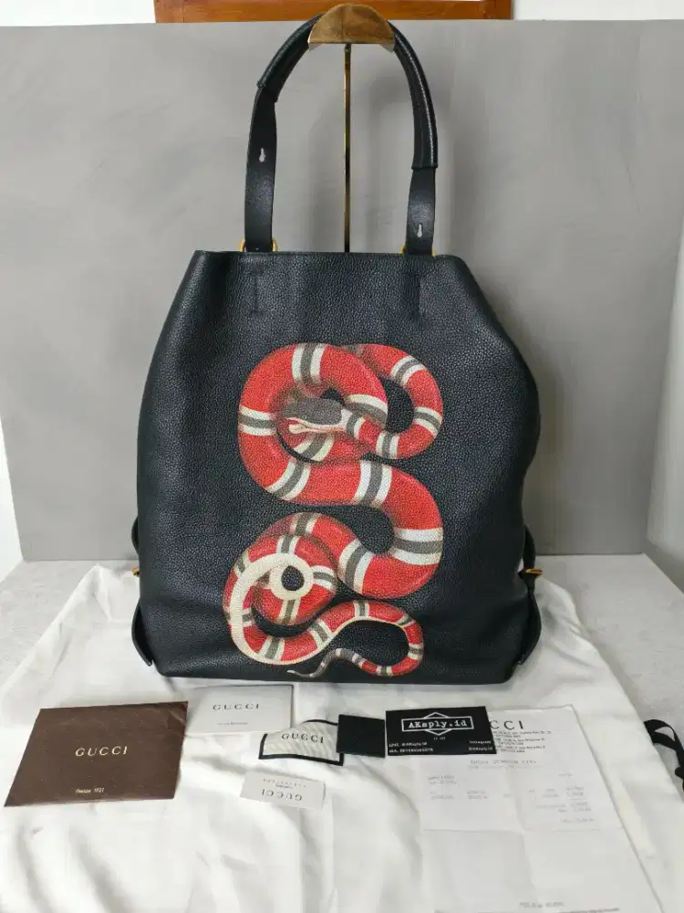 GUCCI LEATHER SNAKE PRINT BLACK

BACKPACK + Shoulder Bag