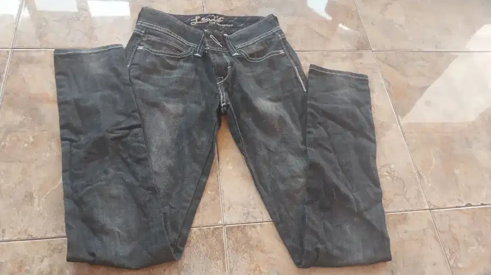 Celana levis cewek