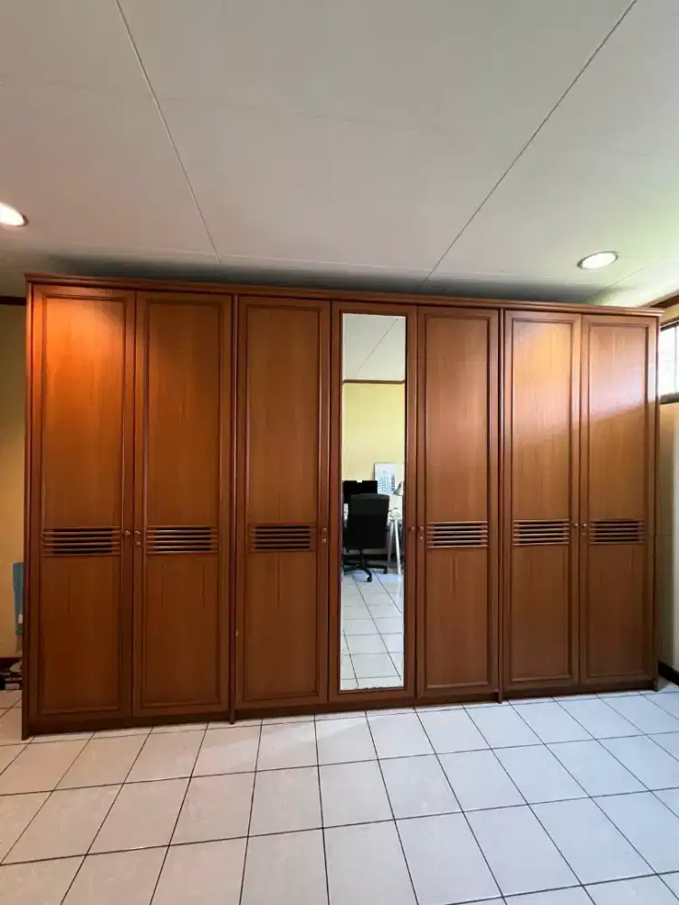 Lemari kayu estetik