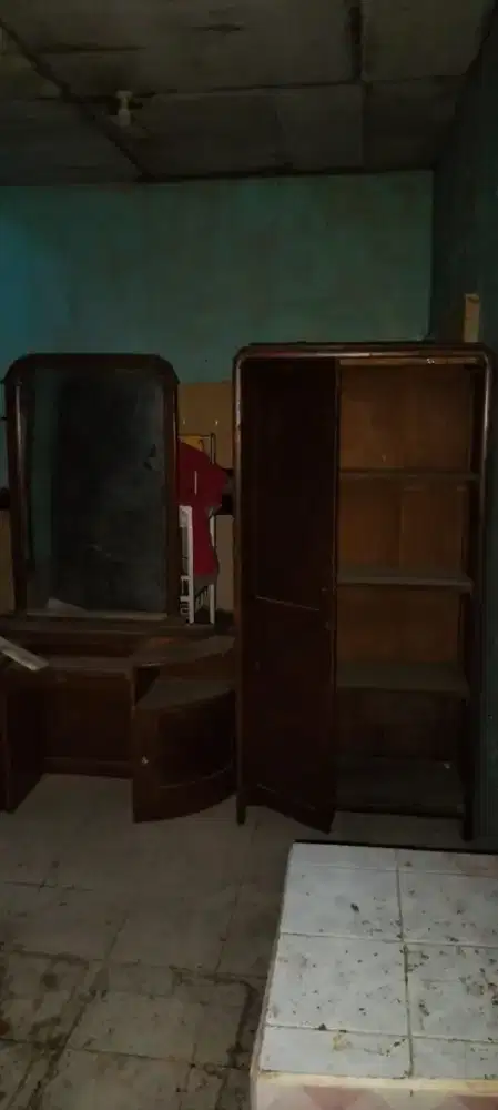 Meja rias dan lemari