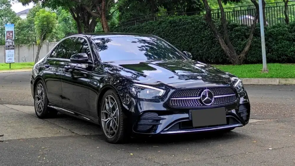 Mercedes-Benz E300 AMG line 2021 low odo !