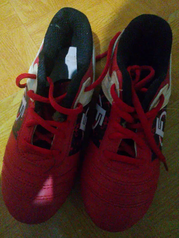 Sepatu putsal atau bola