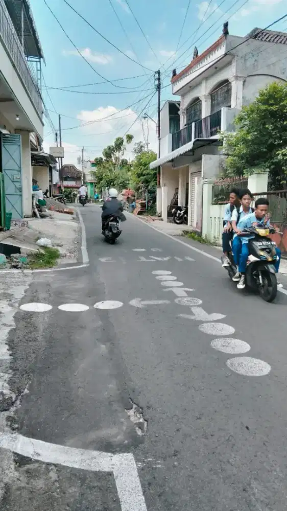Tanah + bangunan strategis solo
