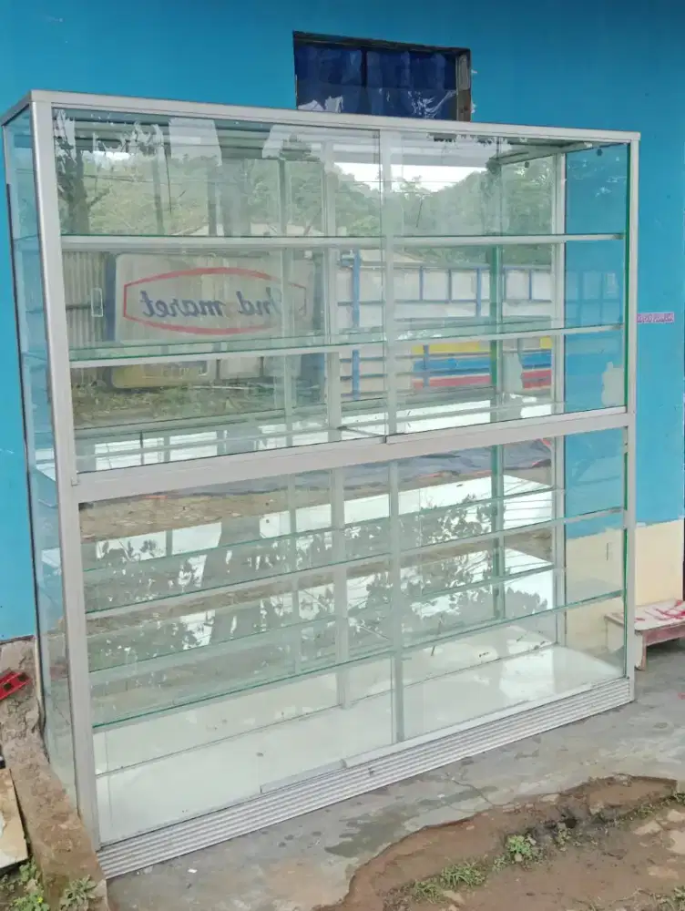 ETALASE KACA BESAR