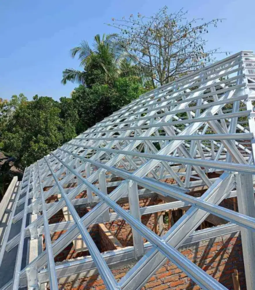 Baja ringan atap rumah dan kanopi terpasang