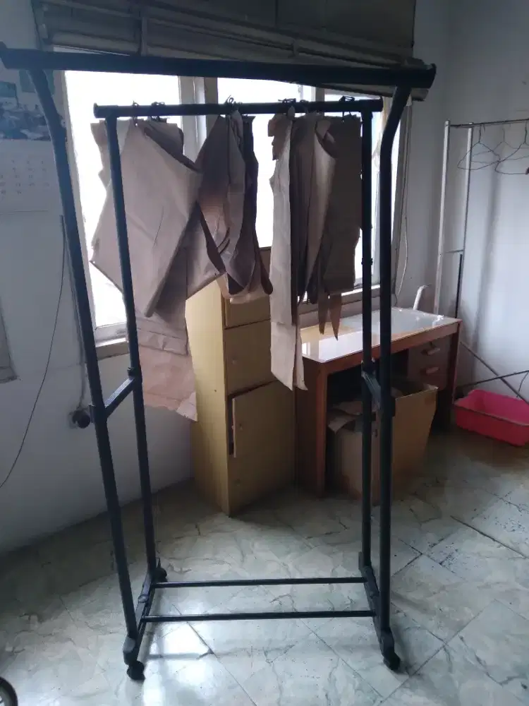 Gantungan baju dari logam