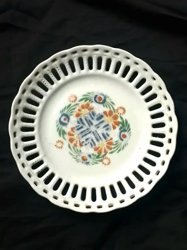 Piring Porselen Vintage Terawang–Motif Flora, Sebuah Cerita Masa Lalu