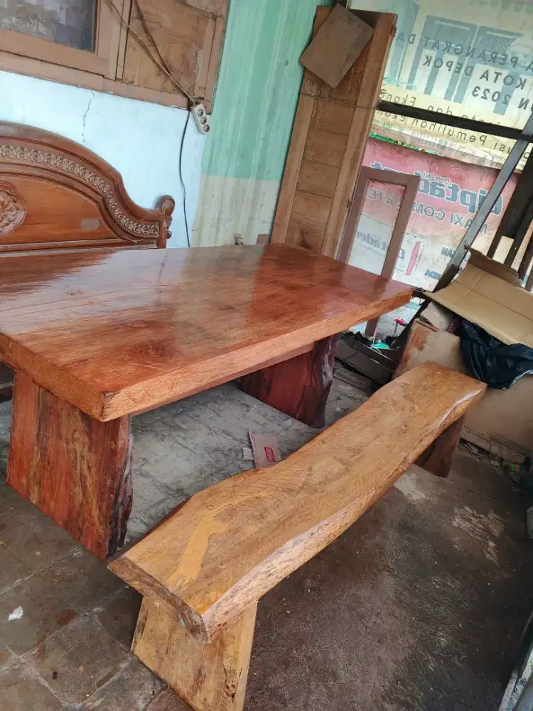 Meja makan antik teras