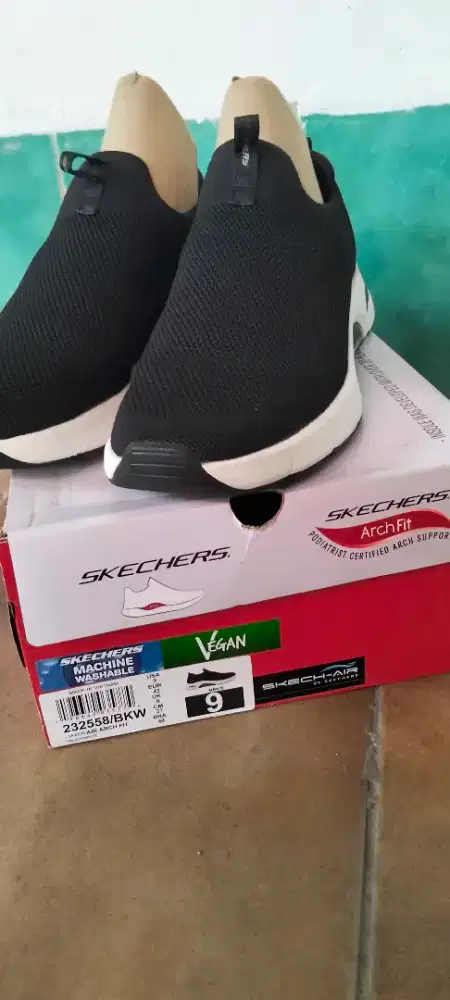 Sepatu Skechers Seperti baru model ARCHFIT  lengkap dus warna hitam