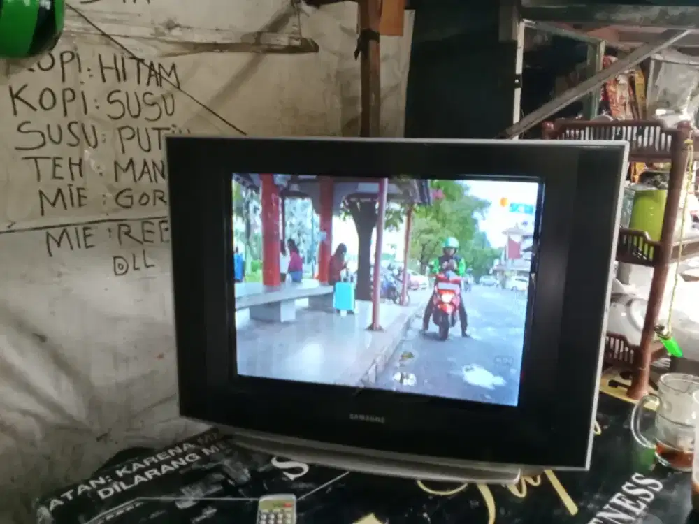 Jual tv 21in slim samsung layar dtar plat nomines harga 330 nego