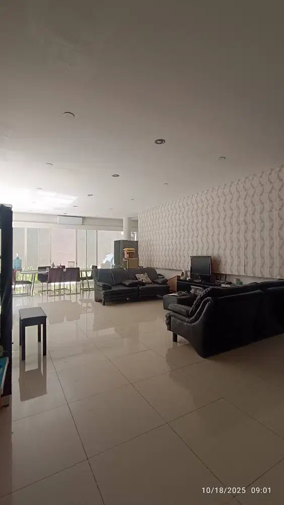 Rumah minimalis  2lantai konsep resort dekat Club House Dian Istana