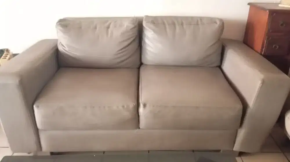 Sofa bekas warna crem Dan abu2. 2 dudukan dan 4 dudukan