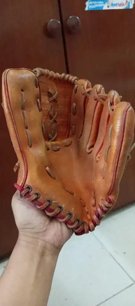 Sarung tangan baseball kulit berwarna cokelat (tan)