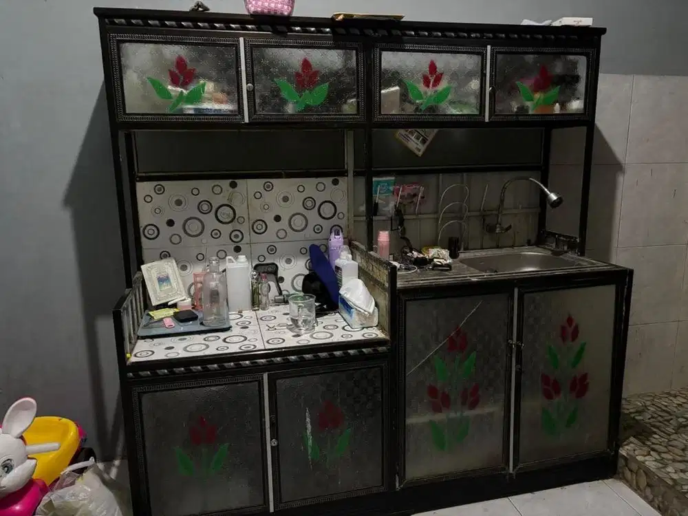 Lemari kompor dan pembasuhan piring