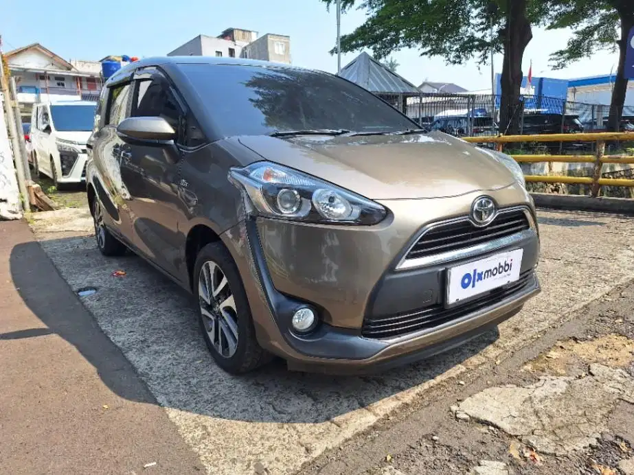 DP MURAH Toyota Sienta 1.5 V Bensin-MT 2016 Silver CZMOB