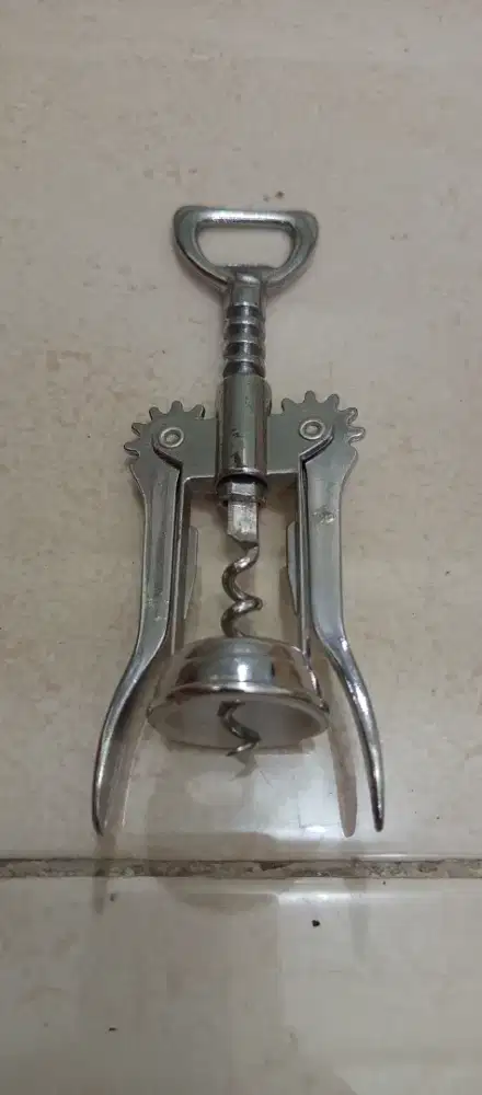 Pembuka botol anggur tipe corkscrew model sayap (winged corkscrew)