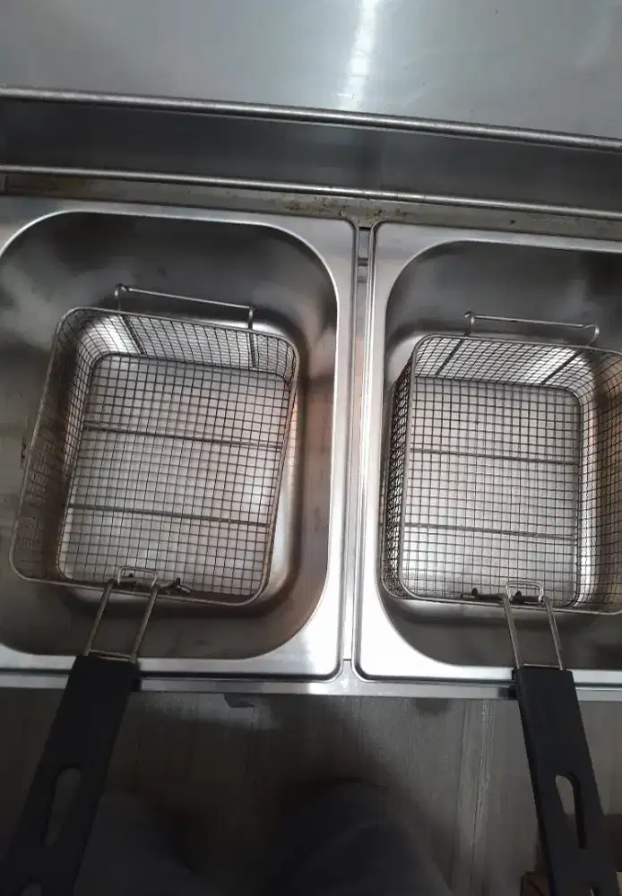 Dijual cepat deep fryer baru pakai 3 bulan 2 tangki 12 liter