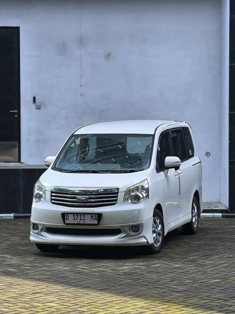 DP 14JT // TOYOTA NAV-1 V LIMITED 2.0 AT 2013 ORIGINAL