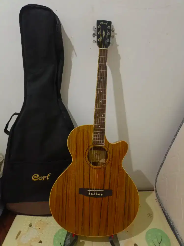 Gitar akustik elektrik Cort