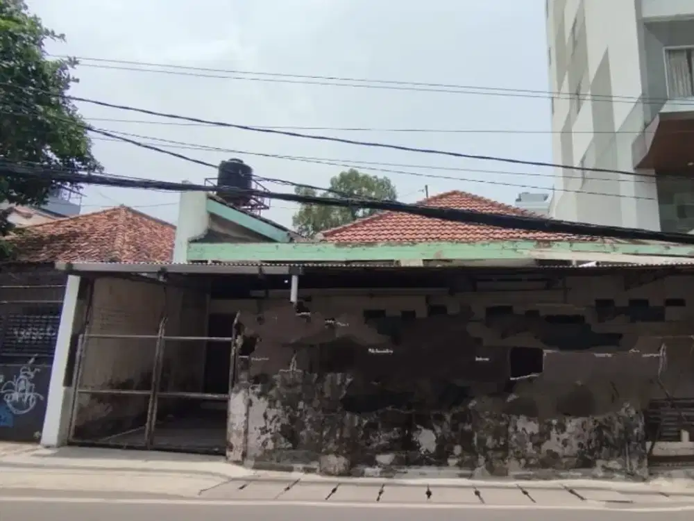 Rumah Tua Hitung Tanah Pinggir Jalan Lokasi Strategis di Kebon Kacang