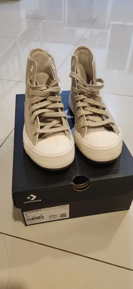 Sepatu converse wanita