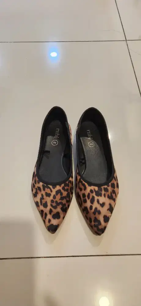 Sepatu wanita merek Rubi