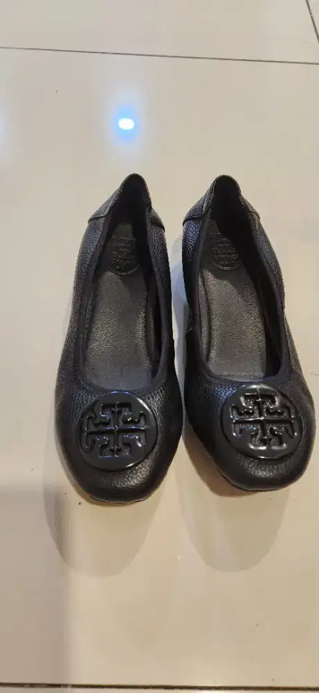 Sepatu kulit wanita