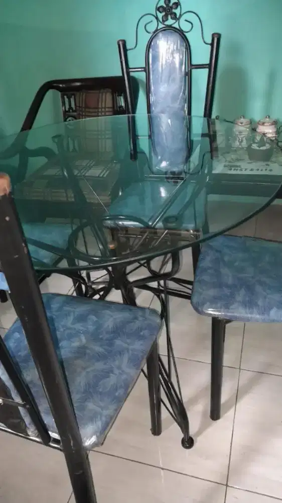 Meja makan kaca bundar