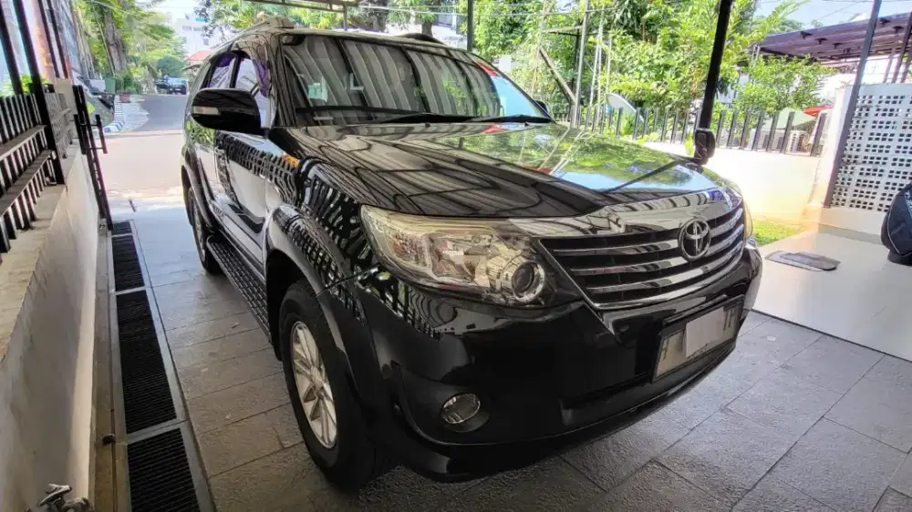 Fortuner hitam matic bensin 2013