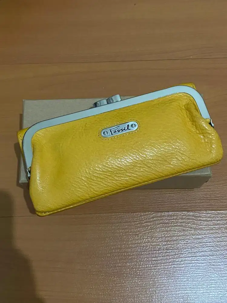 dompet fossil kuning