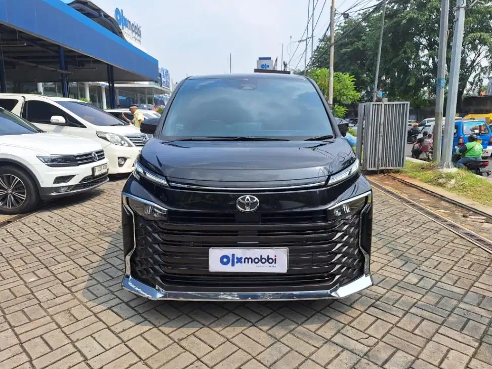 DP MURAH Toyota Voxy 2.0 Bensin-AT 2023 Hitam CKNOB