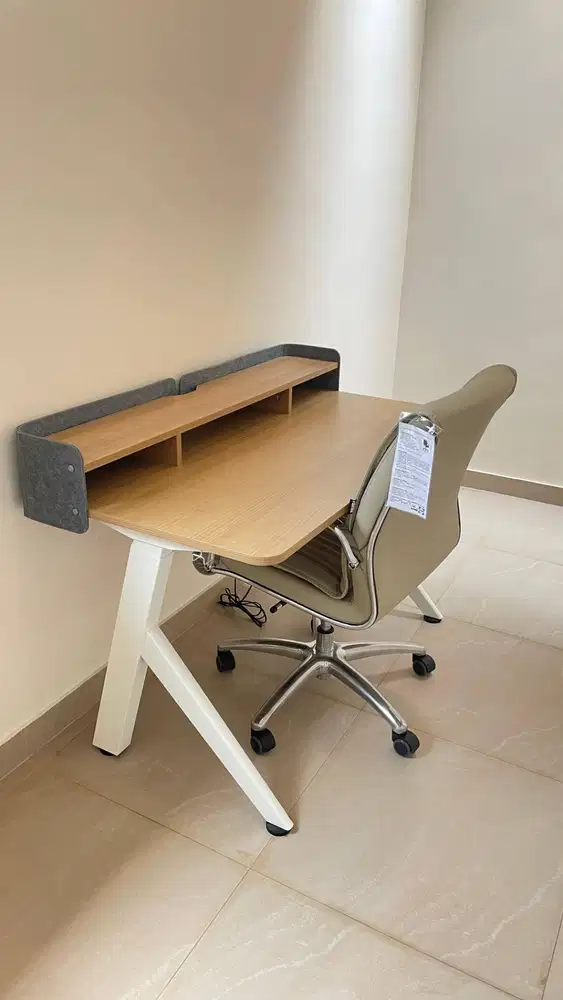 Sieben Meja Kantor Adjustable Lift & Informa G Council Kursi Kantor