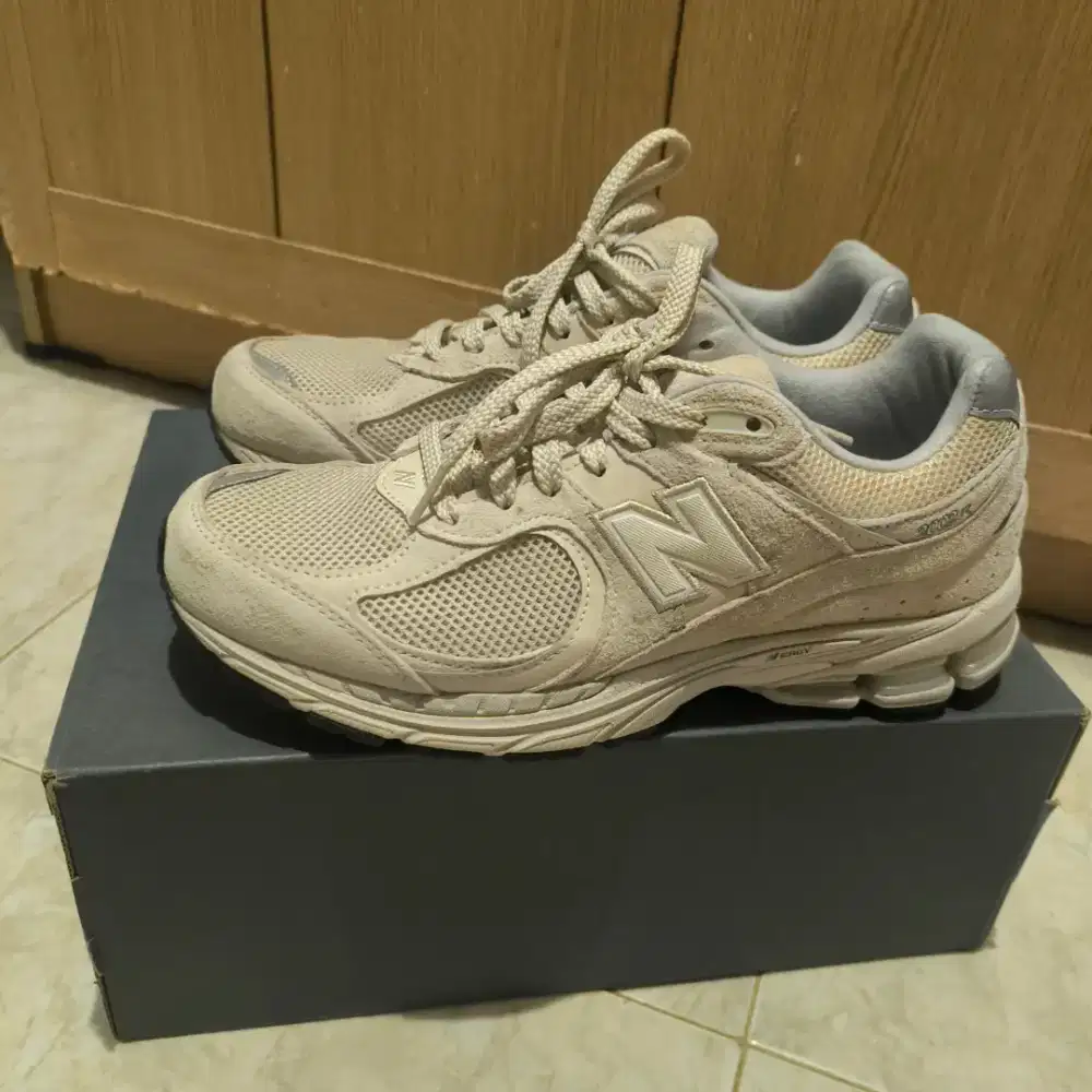 SEPATU NEW BALANCE NB 2002R BEIGE SIZE 42,5 ORIGINAL RESMI