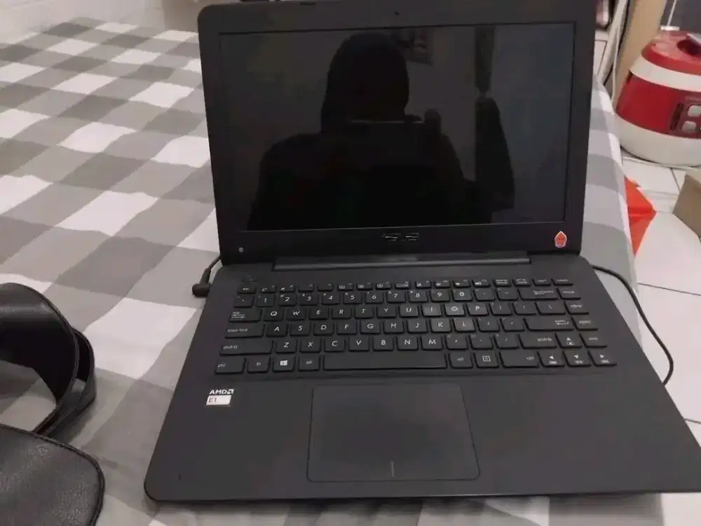 Laptop ASUS X454W procecor AMD E1 ( 2015 )