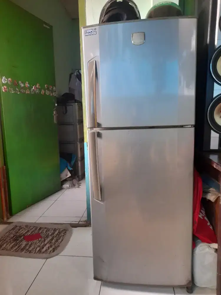 Dijual kulkas 2 pintu merk LG kondisi normal