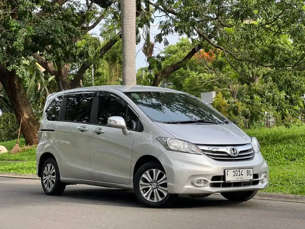LowKM Honda Freed 2015 DP15jtan Gress