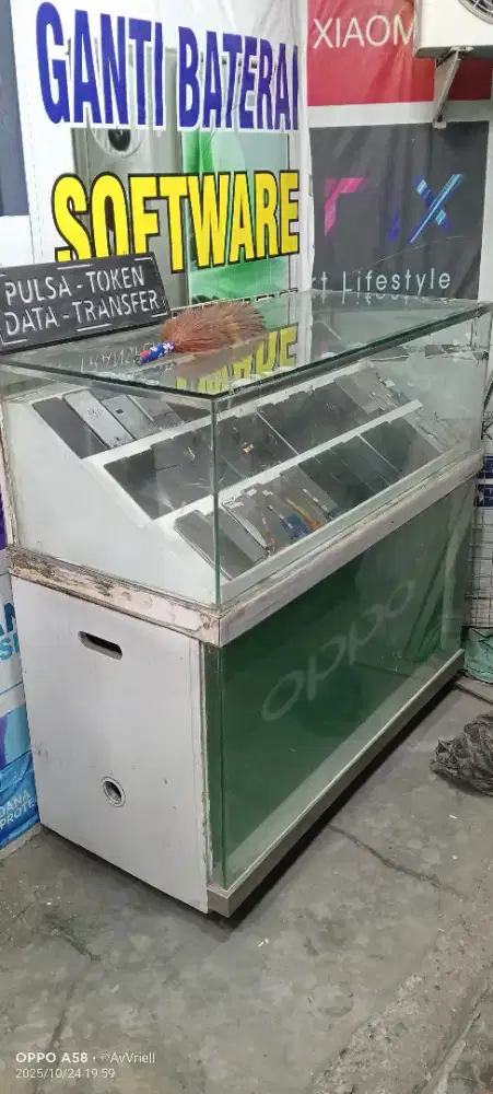 Etalase counter pulsa atau handphone