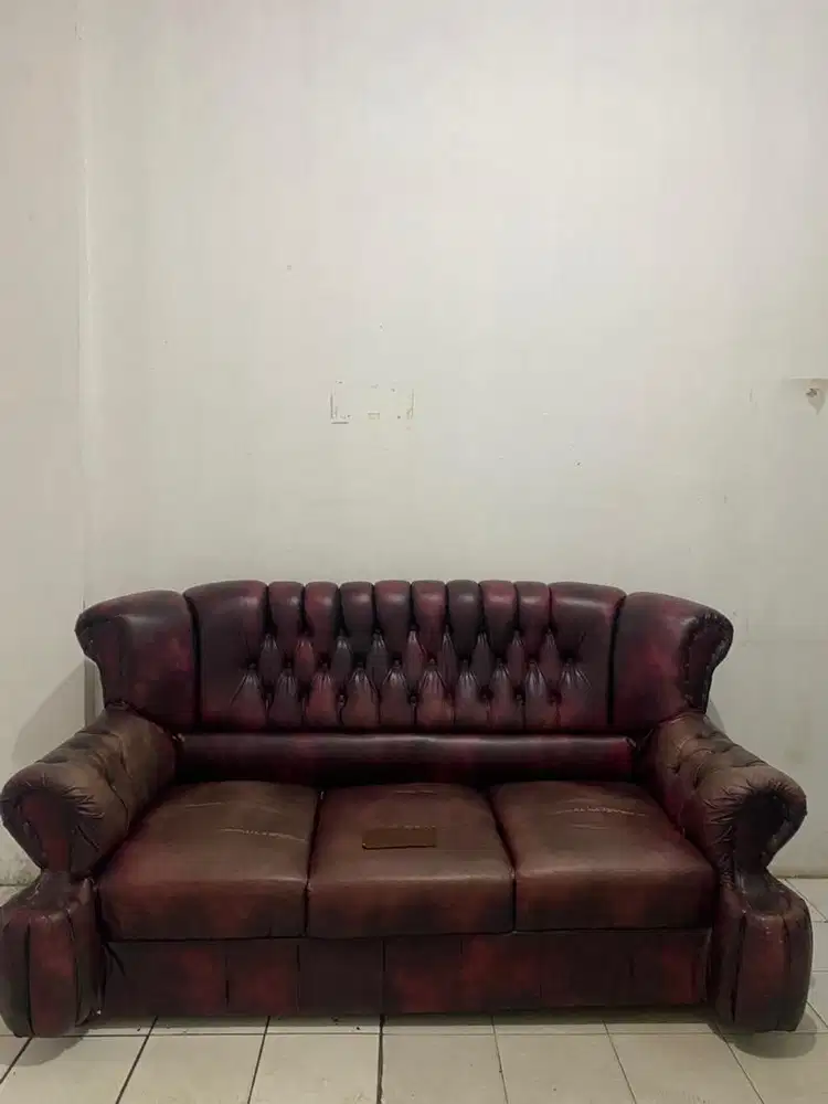 Kursi sofa jaguar merah