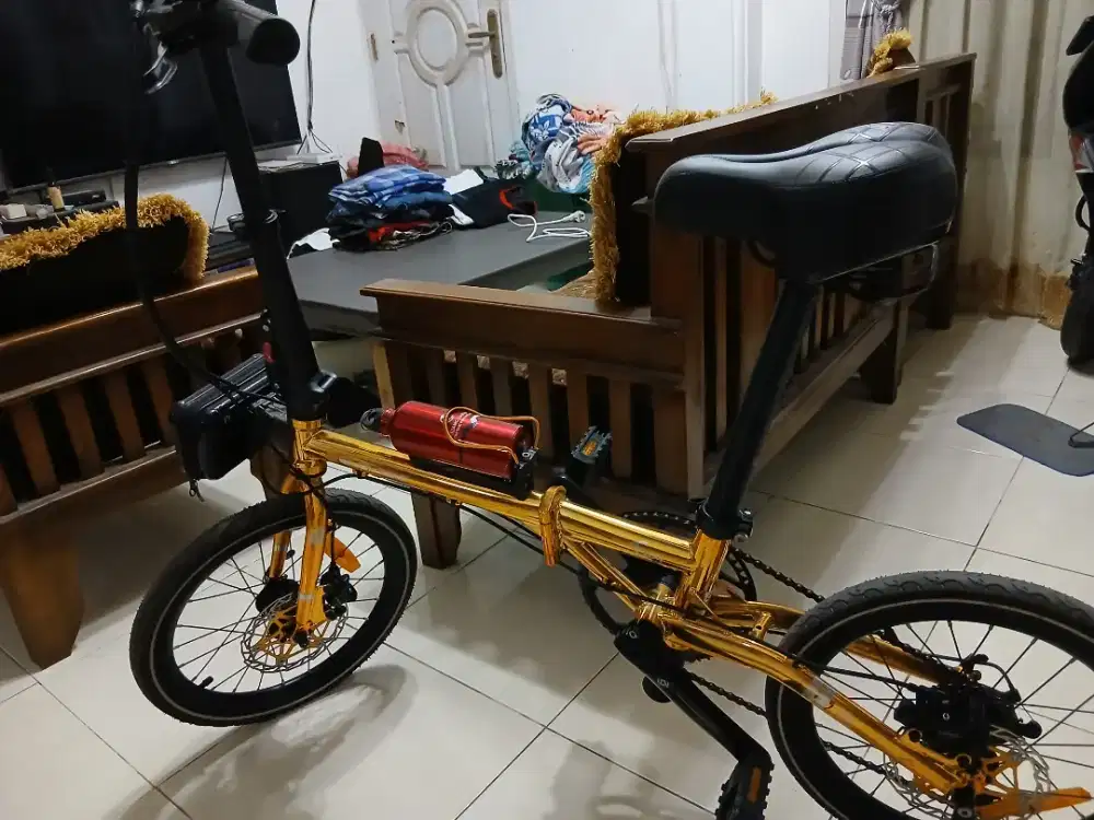 Sepeda lipat element troy warna emas