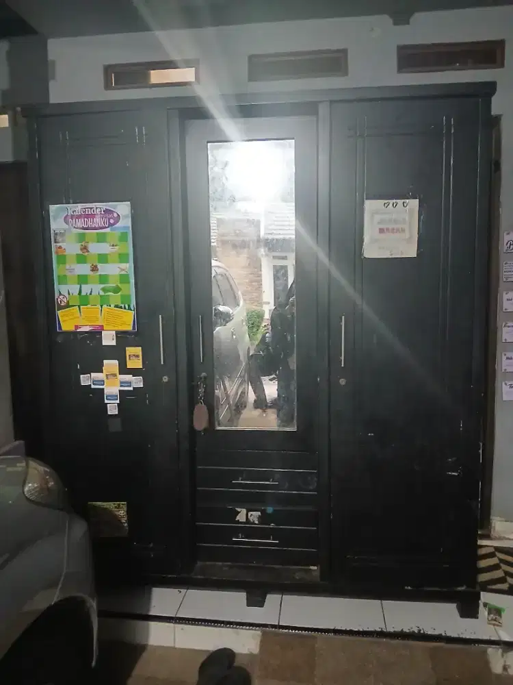 Di jual lemari 3 pintu.