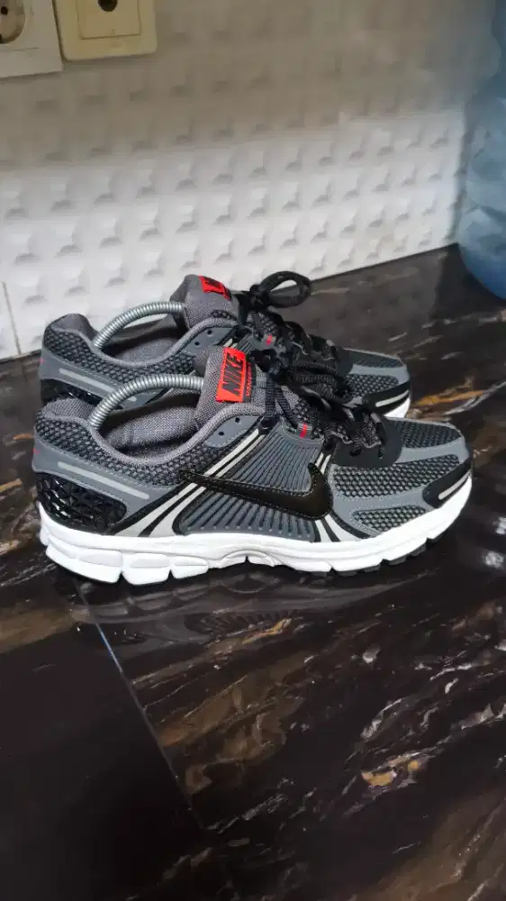 Nike Zoom Vomero 5 size 42.5