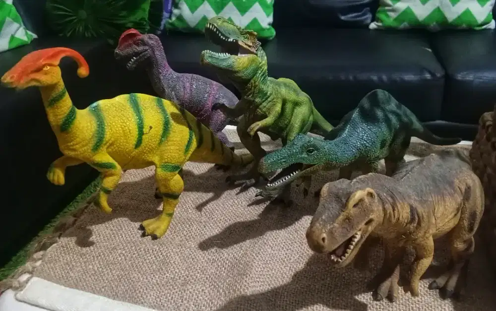 Mainan figure dinosaurus