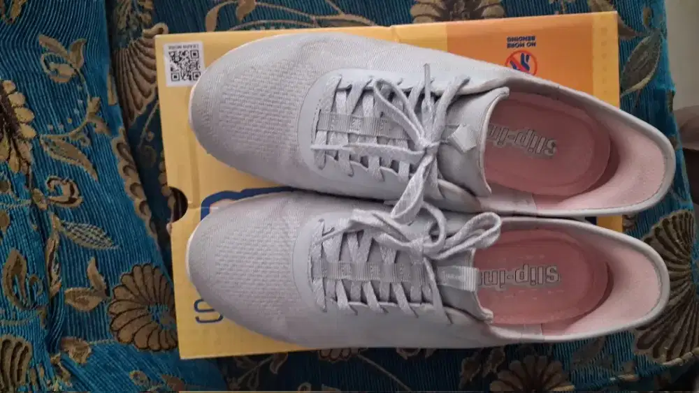 PRELOVED SEPATU SKECHERS