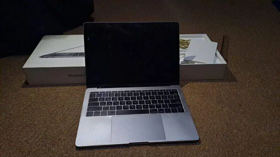 macbook pro 17 i5 8/512gb