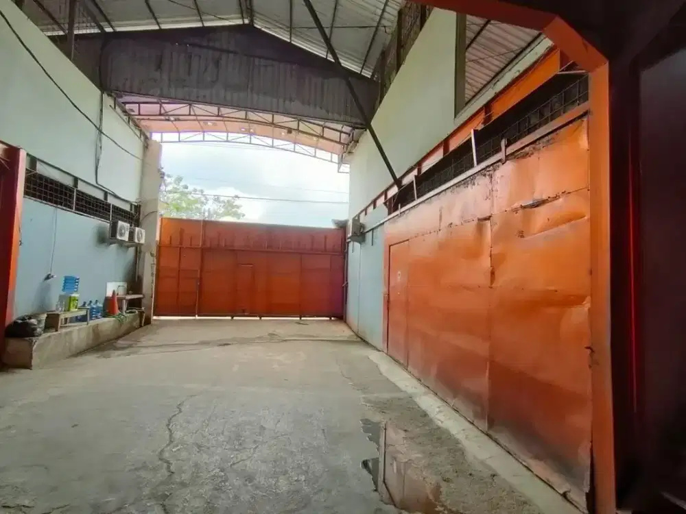 Gudang  Pinggir Jalan Raya, 100 meter dari kantor desa Solokan Jeruk Majalaya Bandung